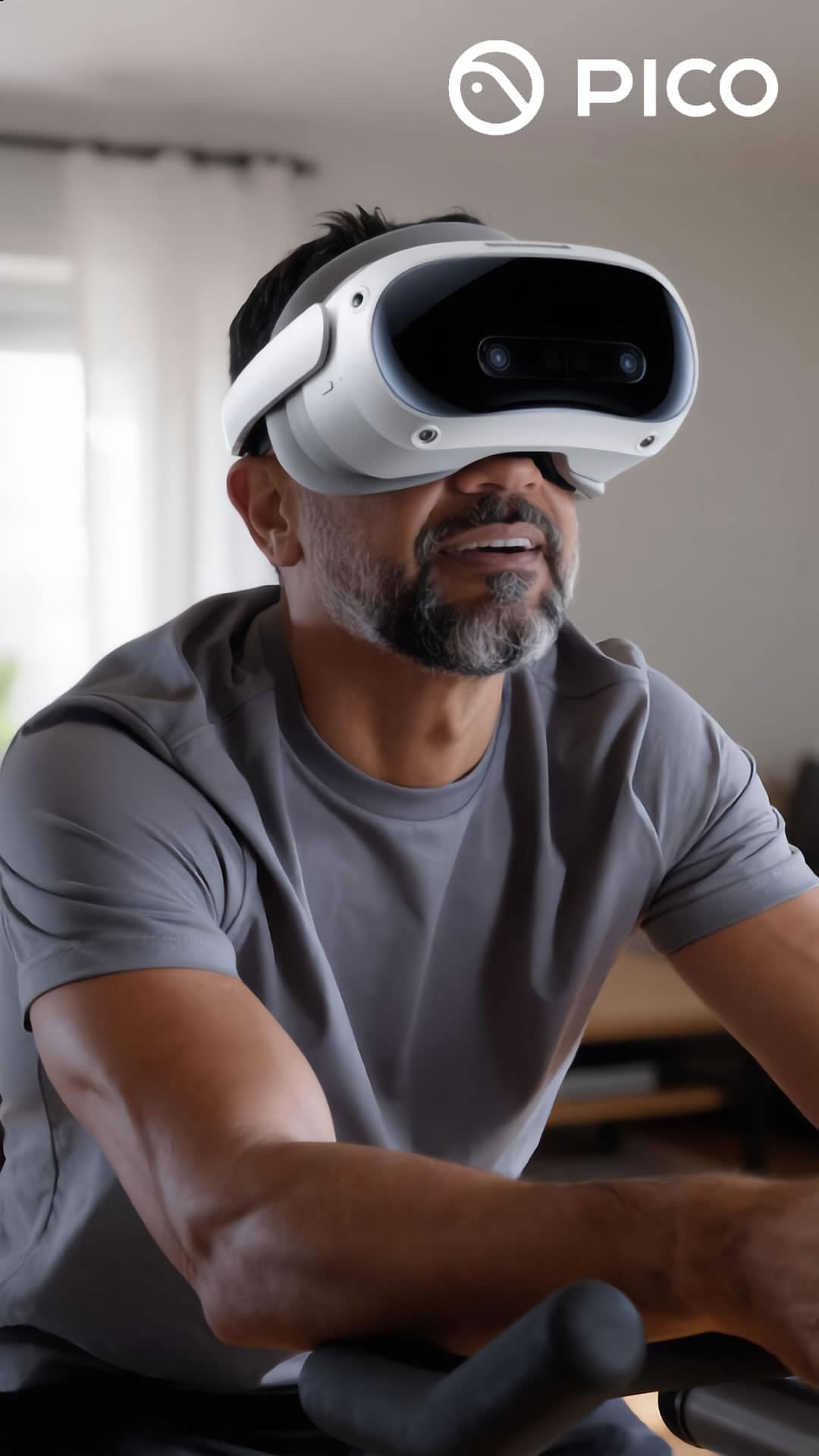 Persona usando gafas de realidad virtual PICO para spinning VR.